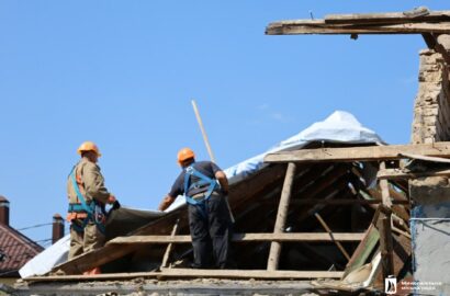 Міські служби обстежують пошкоджені обстрілом будинки у Миколаєві