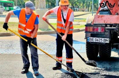 Відновлення пошкоджених ділянок міських доріг у Миколаєві