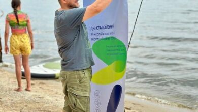Учасники екотолоки для голів ОСББ очищають берег Південного Бугу в Миколаєві