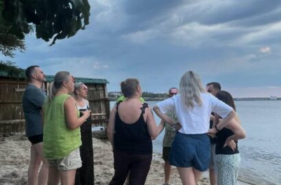 Учасники екотолоки для голів ОСББ очищають берег Південного Бугу в Миколаєві