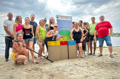 Учасники екотолоки для голів ОСББ очищають берег Південного Бугу в Миколаєві