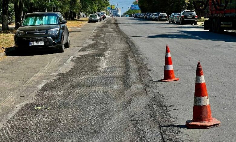 Комунальна техніка знімає напливи на вулиці Космонавтів у Миколаєві