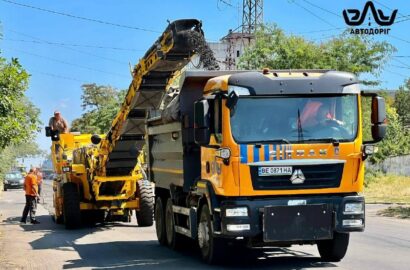 Комунальна техніка знімає напливи на вулиці Космонавтів у Миколаєві