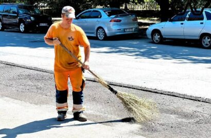 Комунальна техніка знімає напливи на вулиці Космонавтів у Миколаєві