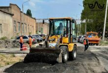 Роботи з планування асфальтною крихтою на в’їзді до місця гаражування автобусів