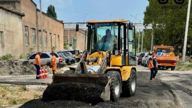 Роботи з планування асфальтною крихтою на в’їзді до місця гаражування автобусів