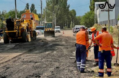 Роботи з планування асфальтною крихтою на в’їзді до місця гаражування автобусів