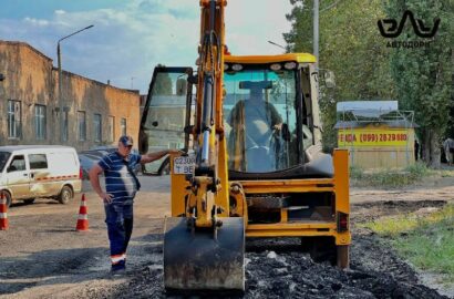 Роботи з планування асфальтною крихтою на в’їзді до місця гаражування автобусів