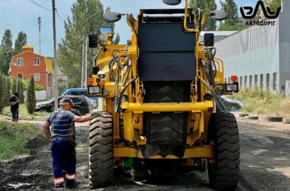 Роботи з планування асфальтною крихтою на в’їзді до місця гаражування автобусів
