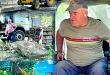 Працівники комунального підприємства очищають міський колектор у Миколаєві