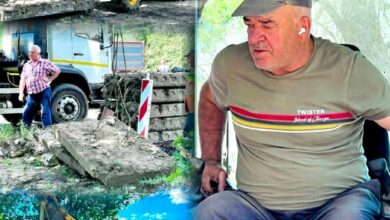 Працівники комунального підприємства очищають міський колектор у Миколаєві