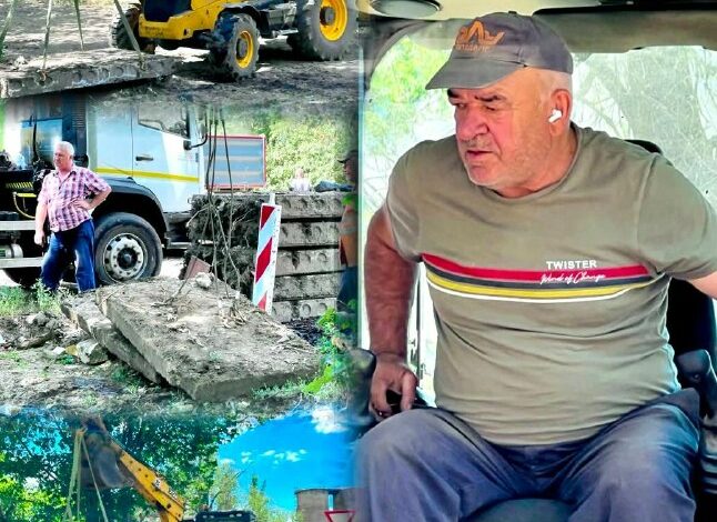 Працівники комунального підприємства очищають міський колектор у Миколаєві