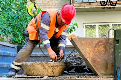Працівники комунального підприємства очищають міський колектор у Миколаєві