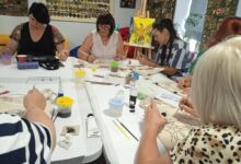 Ілюстративне фото учасниць арттерапевтичного майстер-класу зі створення шоперів із мотанками у Миколаєві