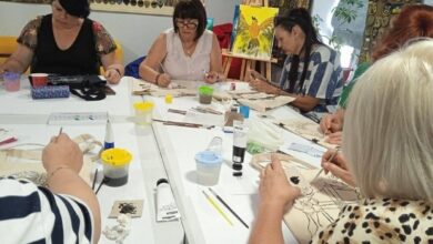 Ілюстративне фото учасниць арттерапевтичного майстер-класу зі створення шоперів із мотанками у Миколаєві