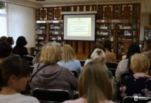 Учасники та лауреати Миколаївського диктанту-2026 під час нагородження у міській бібліотеці