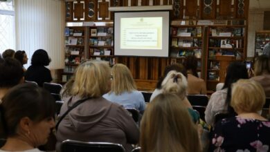 Учасники та лауреати Миколаївського диктанту-2026 під час нагородження у міській бібліотеці