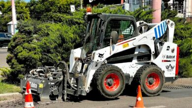 Працівники комунального підприємства вирівнюють асфальтове покриття на проспекті Центральному у Миколаєві