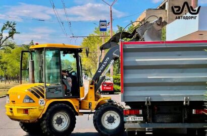 Працівники комунального підприємства вирівнюють асфальтове покриття на проспекті Центральному у Миколаєві