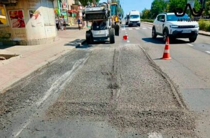 Працівники комунального підприємства вирівнюють асфальтове покриття на проспекті Центральному у Миколаєві