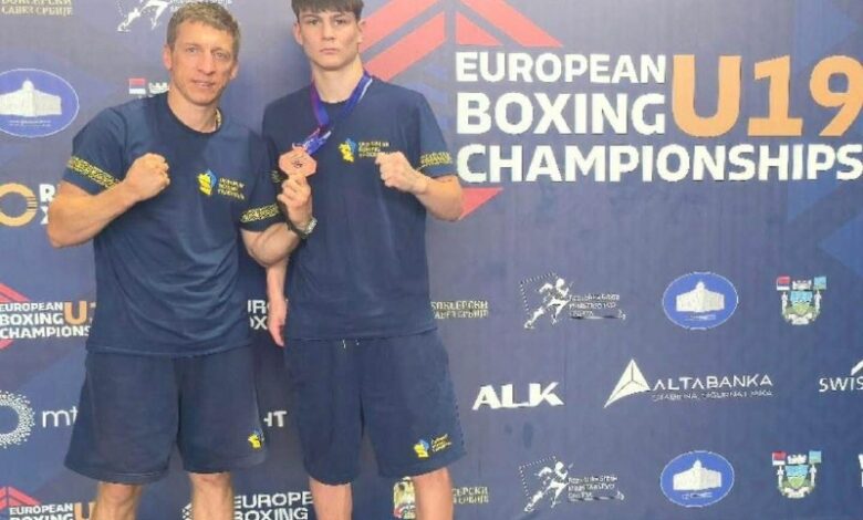 Назар Ключко та тренери після чемпіонату Європи з боксу