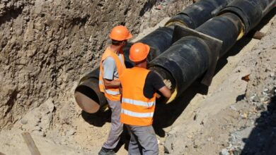 Монтаж нової попередньо ізольованої труби під час ремонту тепломережі в Інгульському районі Миколаєва