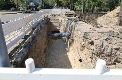 Монтаж нової попередньо ізольованої труби під час ремонту тепломережі в Інгульському районі Миколаєва