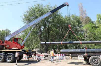 Монтаж нової попередньо ізольованої труби під час ремонту тепломережі в Інгульському районі Миколаєва