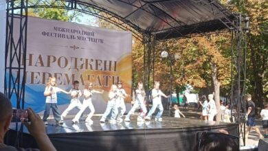 Учасники міжнародного фестивалю мистецтв «Народжені перемагати» у Каштановому сквері Миколаєва