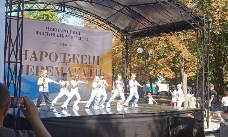 Учасники міжнародного фестивалю мистецтв «Народжені перемагати» у Каштановому сквері Миколаєва