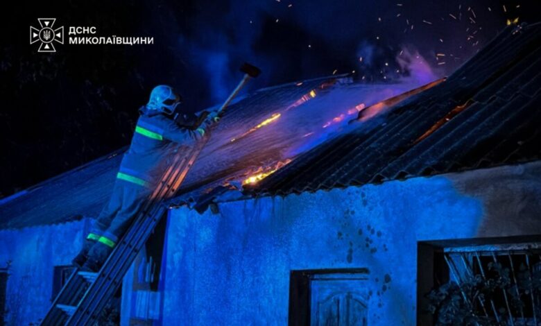 Пожежа після удару ворожої "Молнії" у Снігурівці