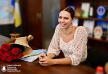Аліна Полозюк під час відзначення за бронзову медаль чемпіонату світу