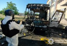 Пошкоджений навчальний заклад і шкільний автобус після атаки дронів на Миколаївщині