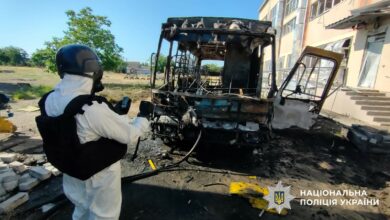 Пошкоджений навчальний заклад і шкільний автобус після атаки дронів на Миколаївщині