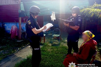 Пошкоджений навчальний заклад і шкільний автобус після атаки дронів на Миколаївщині