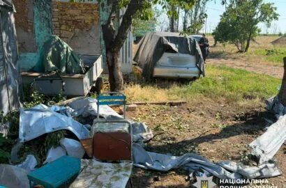 Пошкоджений навчальний заклад і шкільний автобус після атаки дронів на Миколаївщині