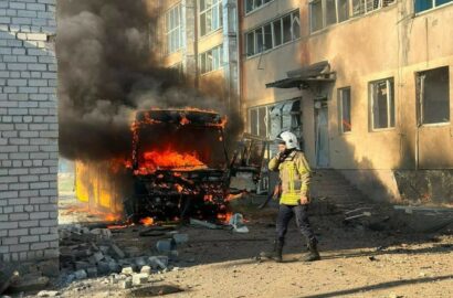 Пошкоджений навчальний заклад і шкільний автобус після атаки дронів на Миколаївщині