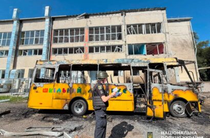 Пошкоджений навчальний заклад і шкільний автобус після атаки дронів на Миколаївщині