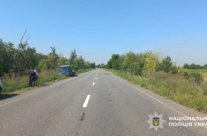 Автомобіль Volkswagen Golf після з’їзду в кювет на Миколаївщині