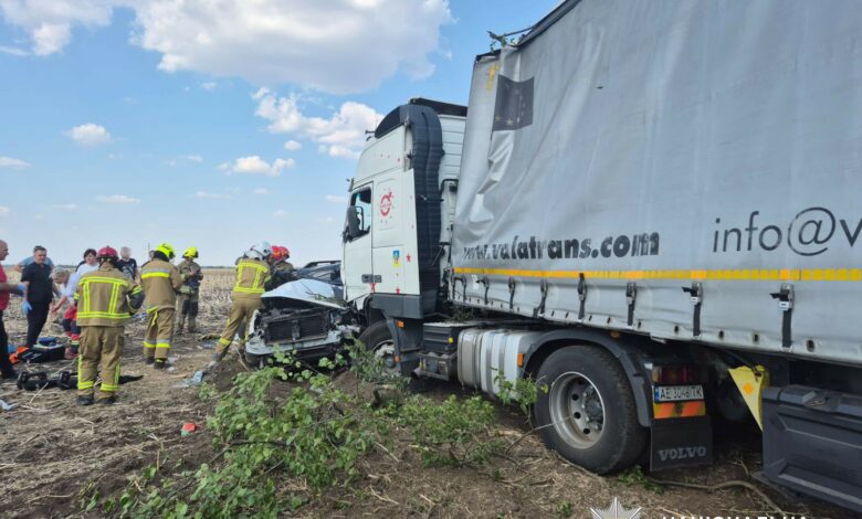 Наслідки зіткнення вантажівки, автобуса та легкового автомобіля на Миколаївщині