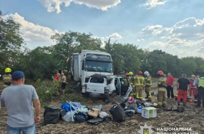 Наслідки зіткнення вантажівки, автобуса та легкового автомобіля на Миколаївщині
