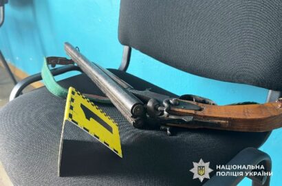 Мисливська рушниця та гільзи, вилучені під час розслідування смертельної стрілянини