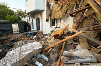 Наслідки атаки безпілотників на будинки, господарську крамницю та транспортний засіб у Миколаєві й Снігурівській громаді