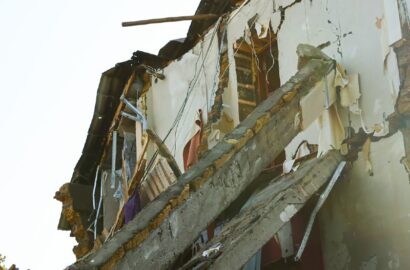 Наслідки атаки безпілотників на будинки, господарську крамницю та транспортний засіб у Миколаєві й Снігурівській громаді