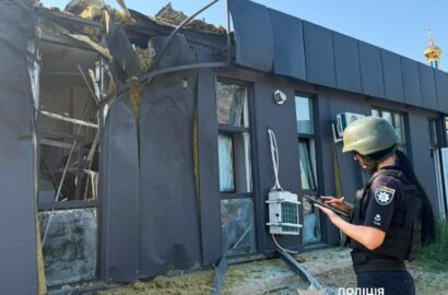 Наслідки атаки безпілотників на будинки, господарську крамницю та транспортний засіб у Миколаєві й Снігурівській громаді