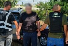 Чоловік обіцяв вплинути на складання теоретичного та практичного іспитів