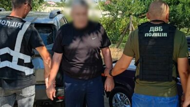 Чоловік обіцяв вплинути на складання теоретичного та практичного іспитів