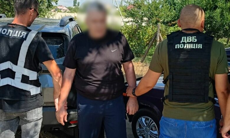 Чоловік обіцяв вплинути на складання теоретичного та практичного іспитів