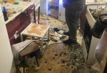 Пошкоджене вікно квартири після вибуху у Миколаєві