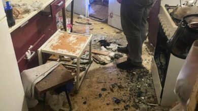 Пошкоджене вікно квартири після вибуху у Миколаєві